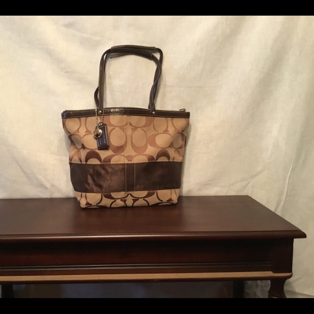 Dark brown medium size Coach shoulder bag